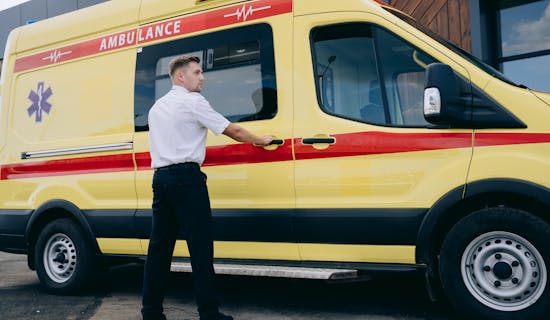 救护车长途转运1000公里以上配几个司机